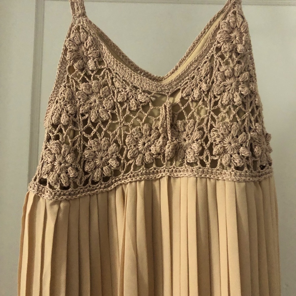 Cute pleated with crochet top